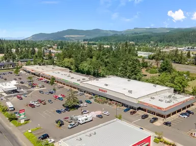 Multi-tenant shopping center in Cottage Grove, OR